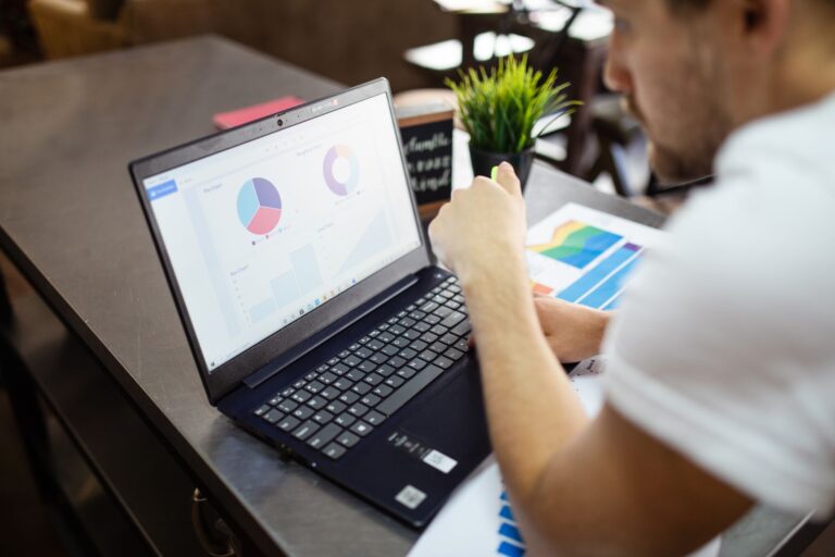Comment relever les défis de la personnalisation à grande échelle dans le secteur de l’e-commerce ?